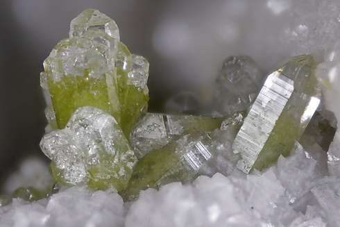 Mimetite with Mimetite with inclusions of Arsendescloizite. Detail Mimetite with inclusions / Photo: Dr. Csar Menor-Salvn