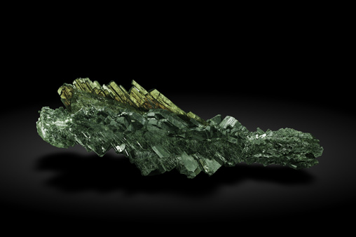 Epidote with Amphibole (variety byssolite) inclusions and Albite. Side / Photo: Joaquim Calln
